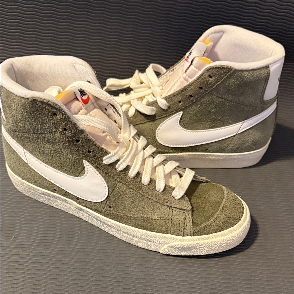 Nike Blazer Mid 77 Vintage : Green and White High-Top Sneakers